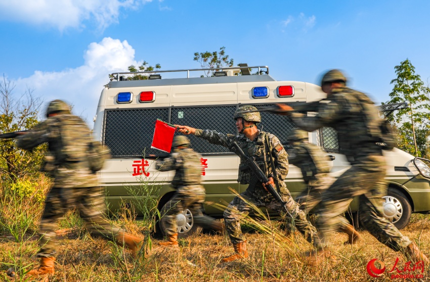 武警官兵練指揮練技能。